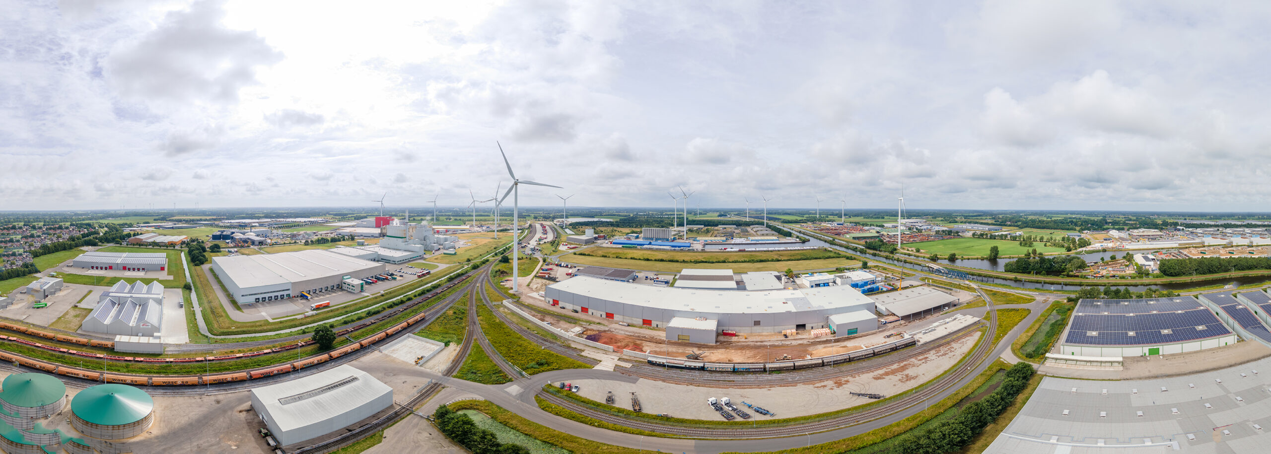 Großes Logistiklager mit Gleis- & Straßenanbindung.